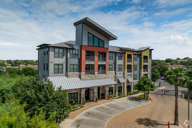 Clubhouse Exterior - Axis Hamilton
