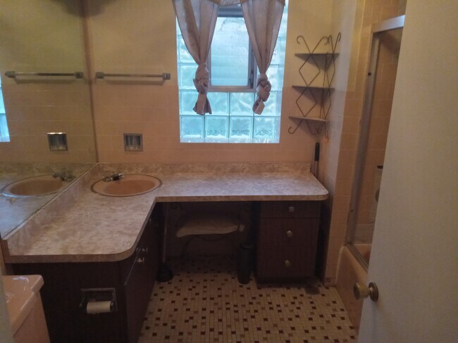 Bathroom - 5026 W Hutchinson St