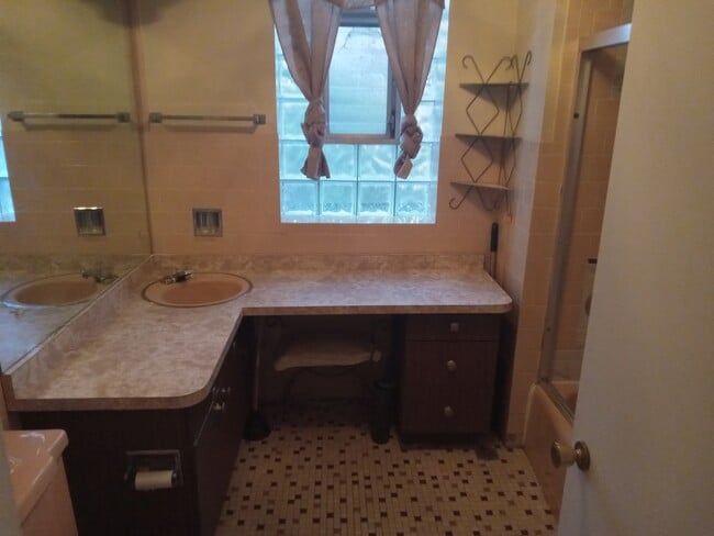Bathroom - 5026 W Hutchinson St