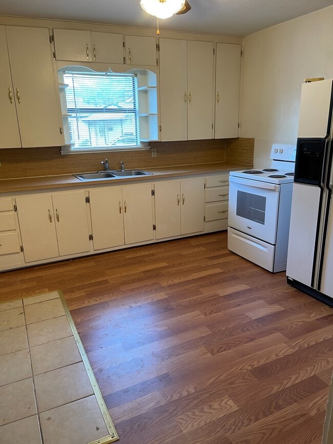 Kitchen - 1602 Palm St