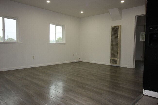 Foto del edificio - 672 Irwin Ln