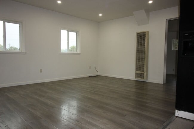 Building Photo - 672 Irwin Ln