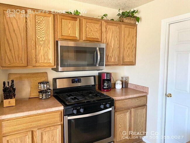 Foto del edificio - 8304 Bluffs Edge Pl NW