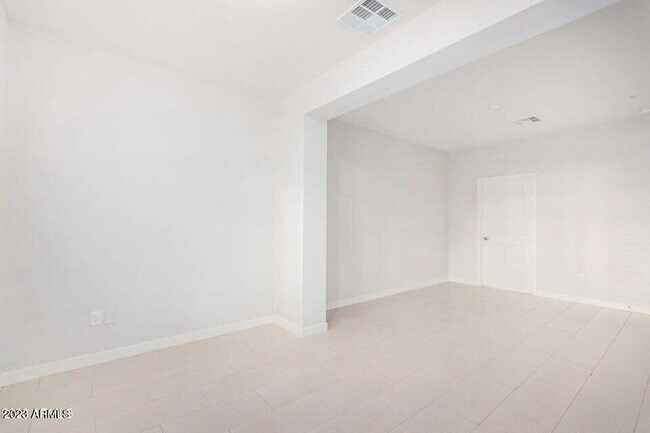 Building Photo - 2511 W Queen Creek Rd