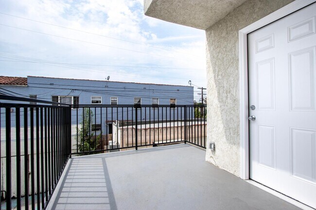 Foto del edificio - 3930 Montclair St