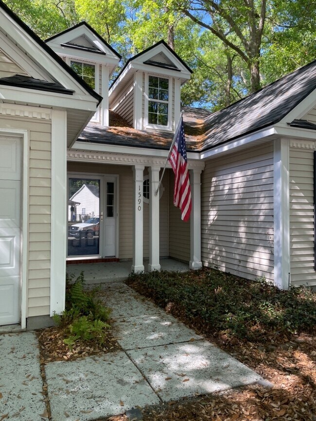 Building Photo - 1590 Harborsun FOR RENT!