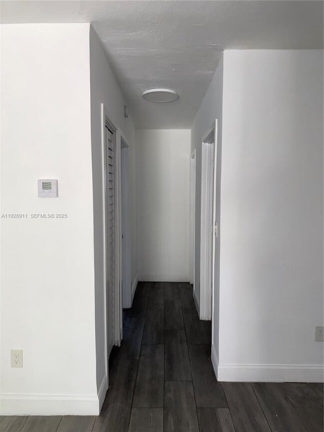 Building Photo - 1895 Venice Park Dr