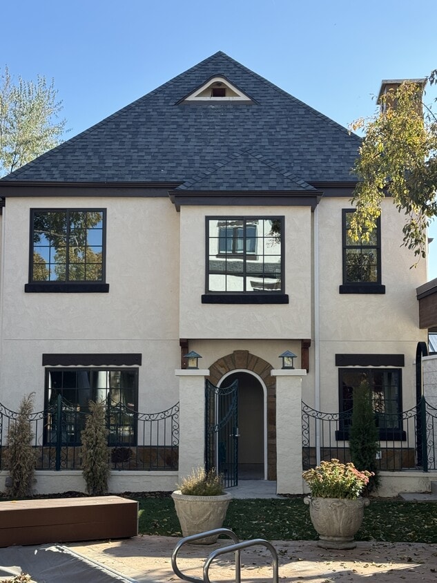 Foto principal - 4621 Locust Ln E