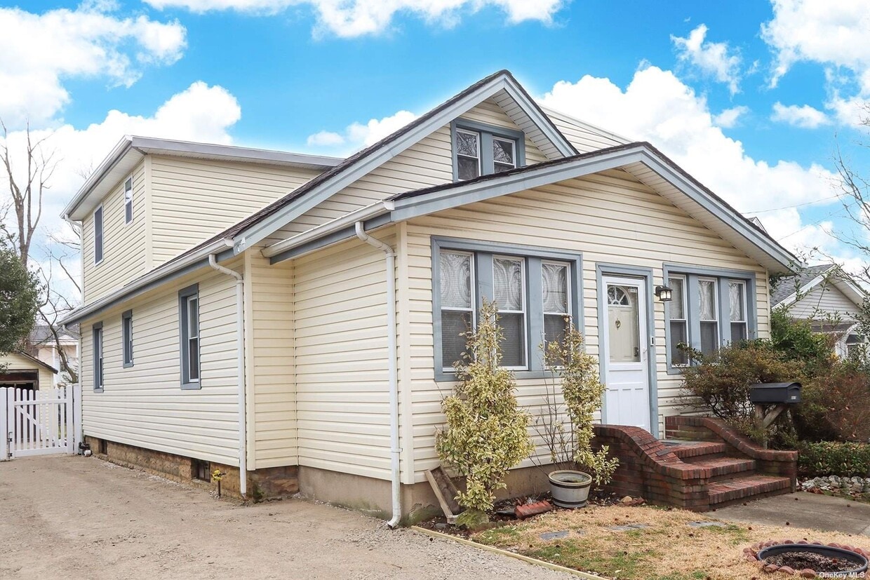 2015 Seamans Neck Ct, Seaford, NY 11783 House Rental in Seaford, NY