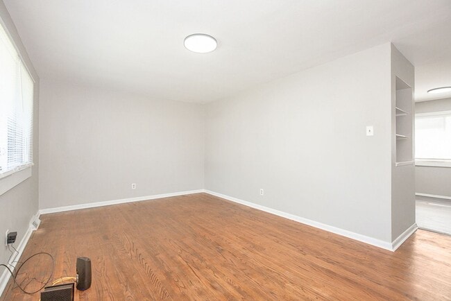Building Photo - 3 BED 1 BATH BEAUTIFUL SINGLE FAMILY HOME ...