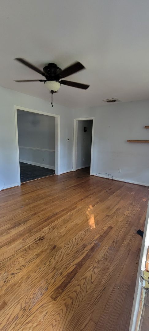 Building Photo - Delightful 3 Bedroom West End Home Availab...