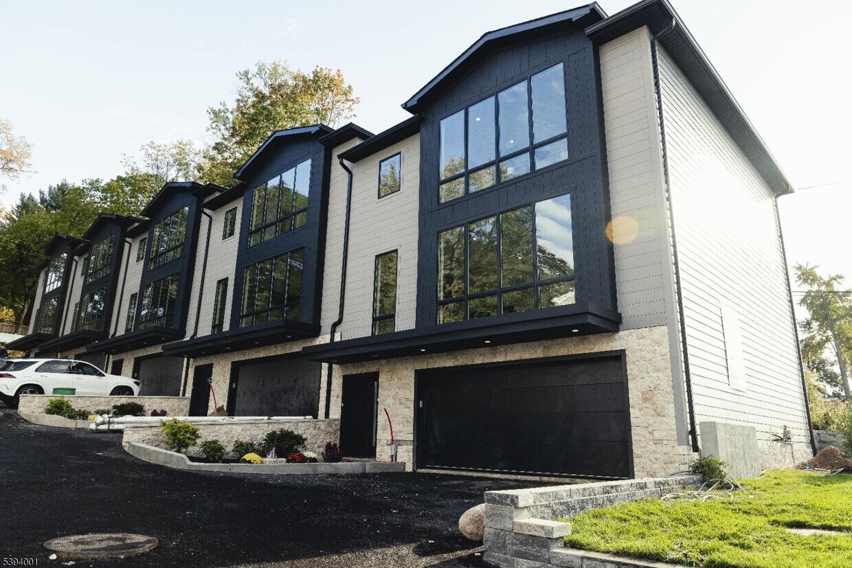 Primary Photo - 401 Grand Ave