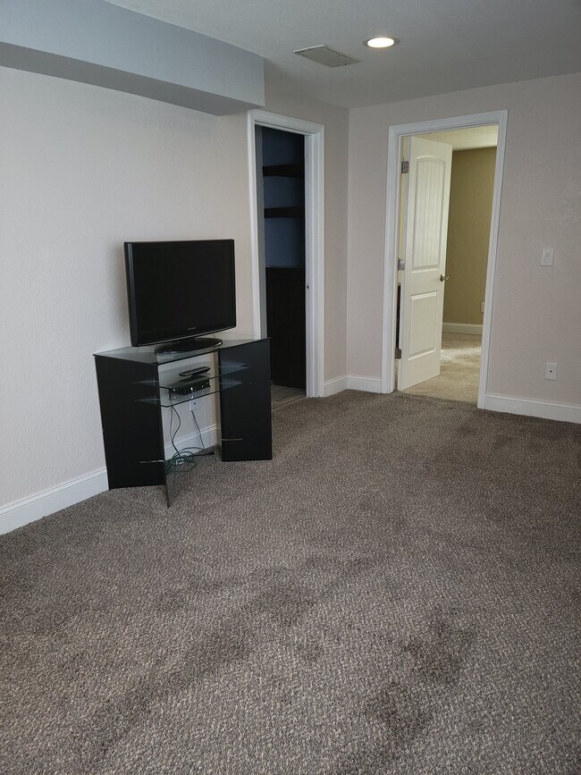 Family room - 5050 Rushford Pl