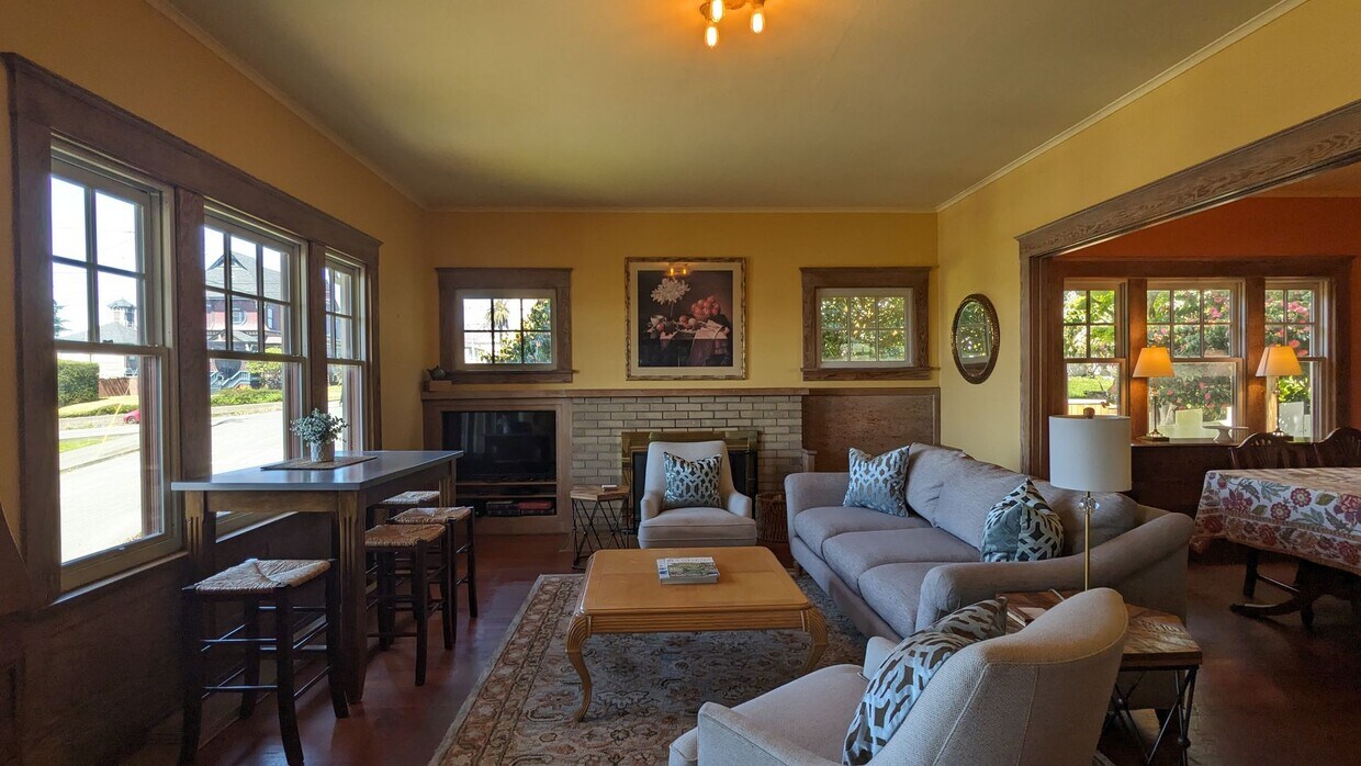 Primary Photo - Furnished spacious 2/1 historic home in do...