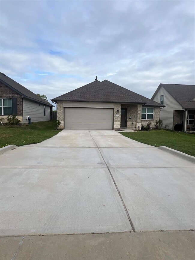 Building Photo - 13107 Clear View Dr