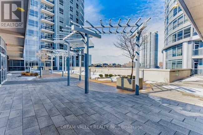 Building Photo - 125 Village Green Square