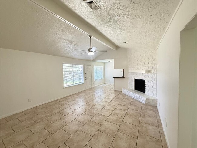 Foto del edificio - 10715 Sagewillow Ln