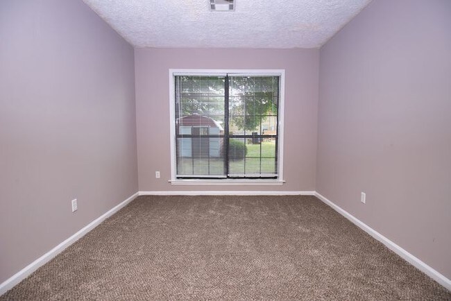 Building Photo - 5 bedrooms!!!
