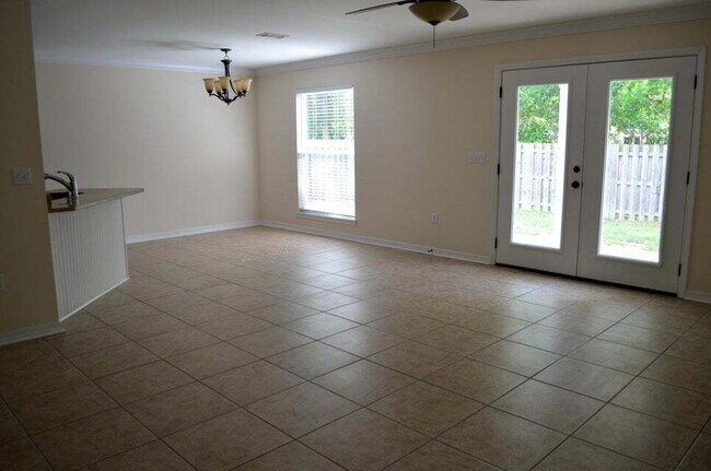 Building Photo - "Charming 3-Bed home with 2.5 Baths in the...