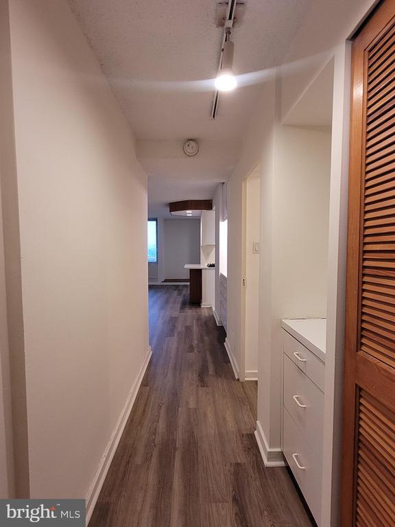 Building Photo - 604 S Washington Square