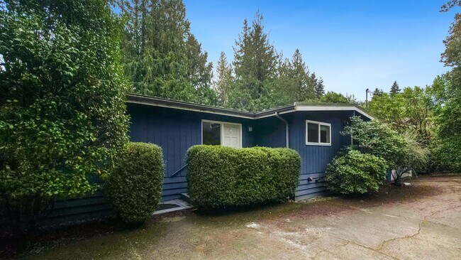 Building Photo - Beautifully Remodeled Bellevue Home in Prime Location