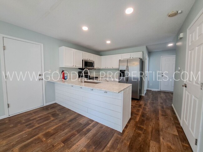 Building Photo - 3 Bedroom 3.5 Bath Urbandale Home with a l...