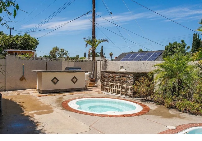 Building Photo - 24061 La Rosa Dr