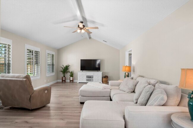 Foto del edificio - 28814 Holly Hill Dr