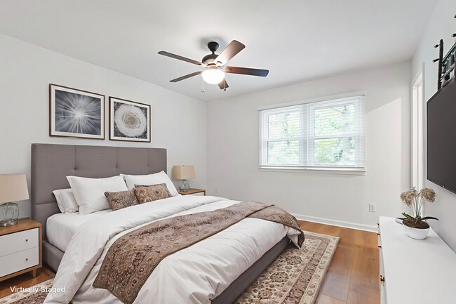 Foto del edificio - Rare Find: Updated and Modern End-Unit Tow...