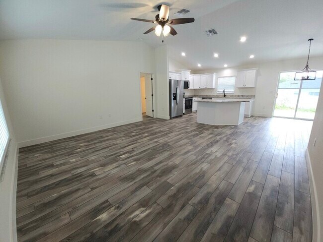 Foto del edificio - 7649 W Normandy Pl