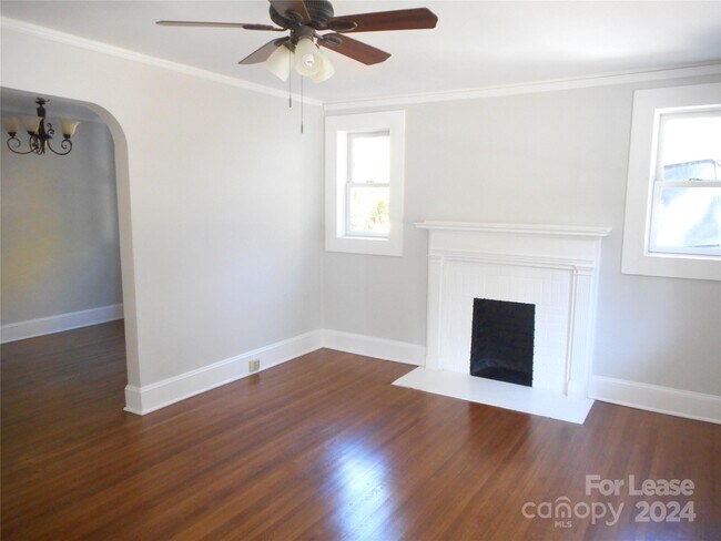 Building Photo - 236 S Sycamore St