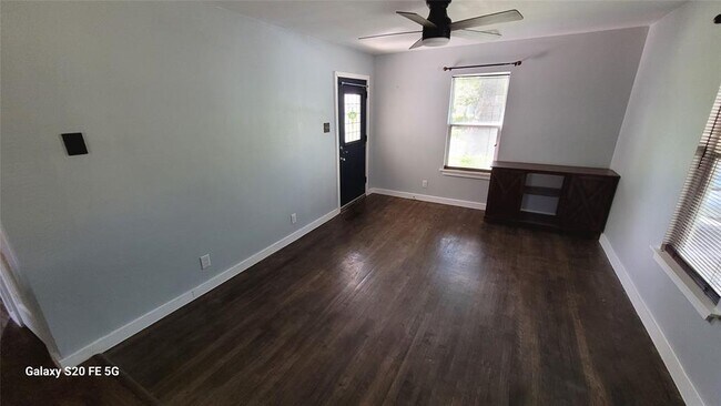 Building Photo - 206 W 55th 1/2 St