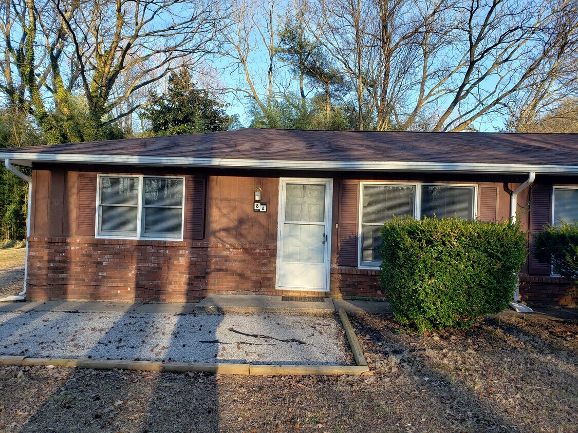 8 Thornwood Ln Unit 8A, Murphysboro, IL 62966 Apartments in