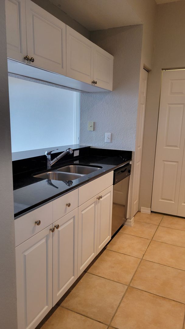 Building Photo - Annual unfurnished 2/2 top floor luxury co...