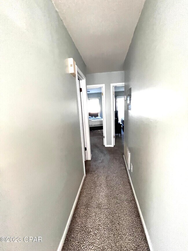 Building Photo - 231 Poinsettia Dr