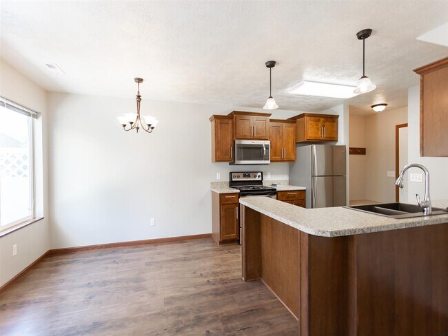 Building Photo - Spring Townhomes