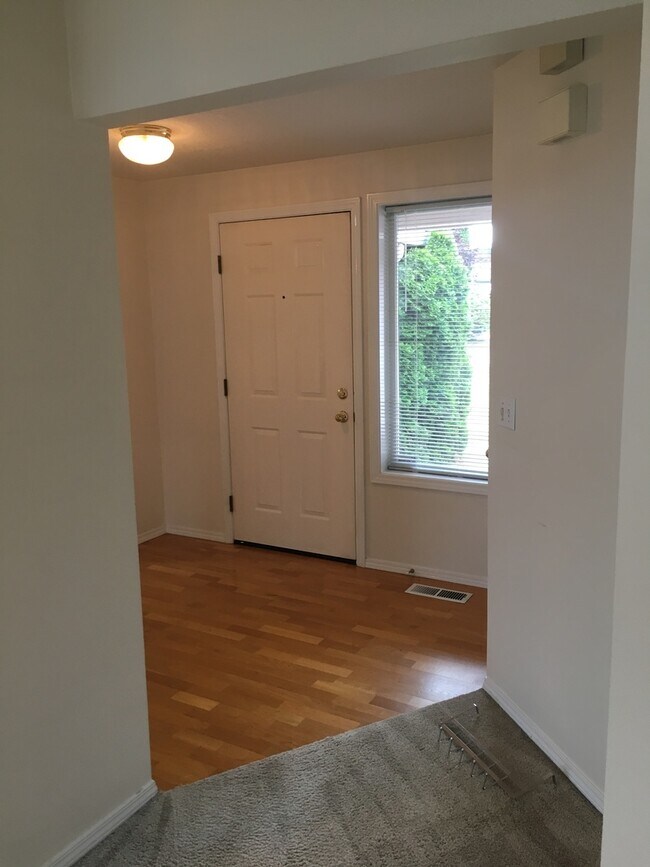 Building Photo - Spacious 3 BR Ranch on Quiet Cul-de-sac! V...