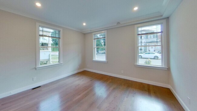 Building Photo - 33 Mansfield St