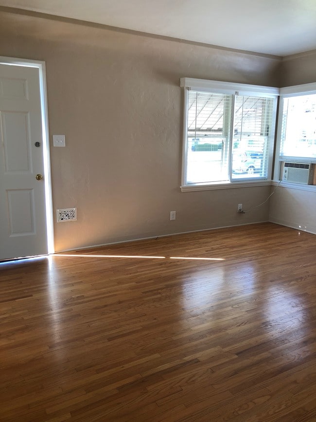 Building Photo - 316 N Bushnell Ave