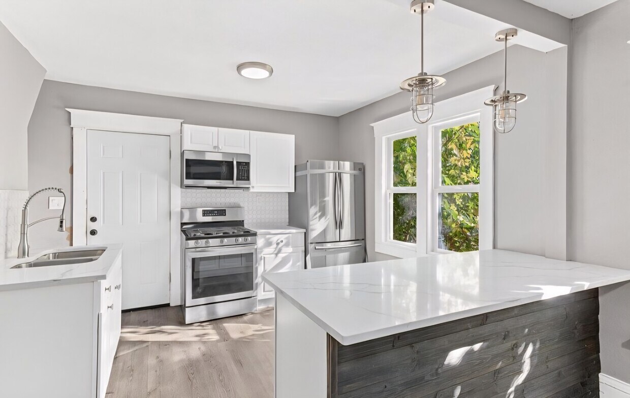Foto principal - 2438 Logan Ave N