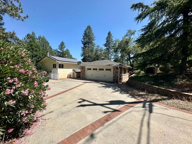 Building Photo - Stunning 4 Bedroom 3 Bathroom House with a...