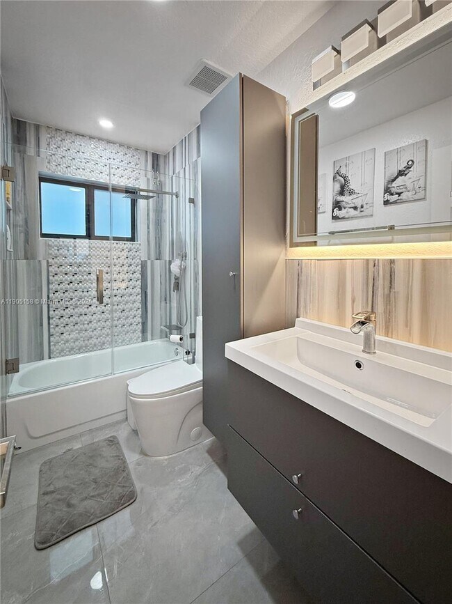 Foto del edificio - 3558 W 72nd Pl