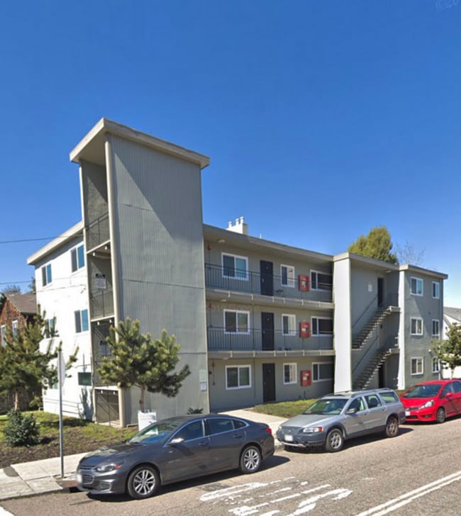 Building Photo - Completely Remodeled 2 Bedroom AVAILABLE NOW