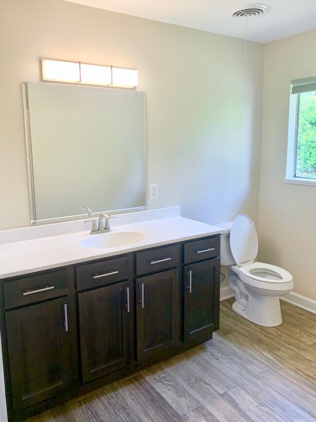 Building Photo - For Rent - 3 Bedroom 1.5 Bath in Valley View!