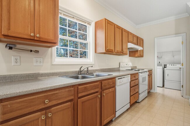 Building Photo - 4 Bedroom / 3 Bath Chapel Hill Home Available now!