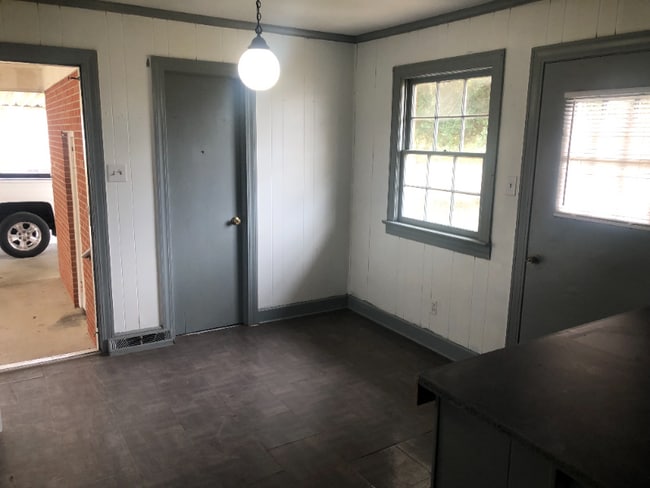 Building Photo - 7613 Hwy 58