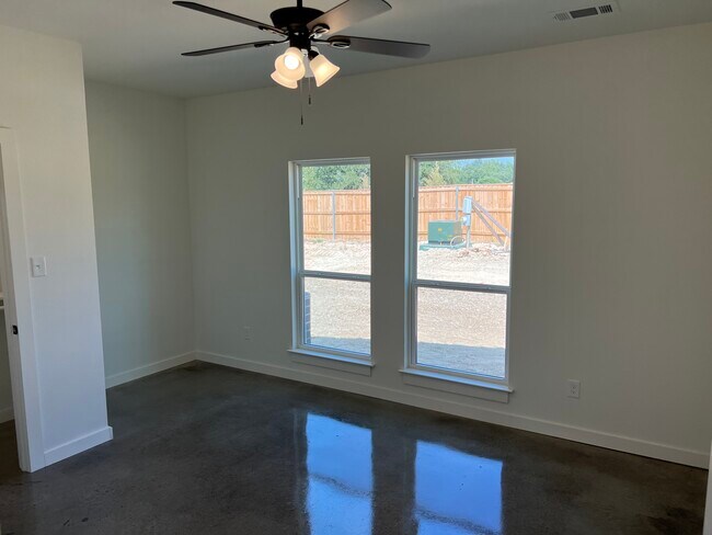 Foto del edificio - 2214 J E Woody Rd