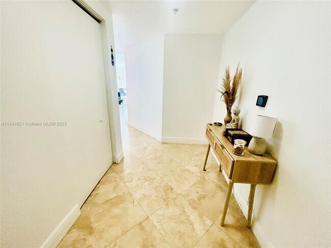 Building Photo - 325 S Biscayne Blvd