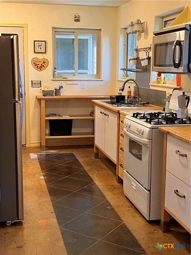 Building Photo - 121 Butler Ln