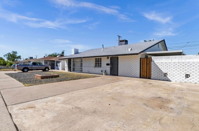 Building Photo - Fully Furnished 4 Bedroom Single Level Hom...